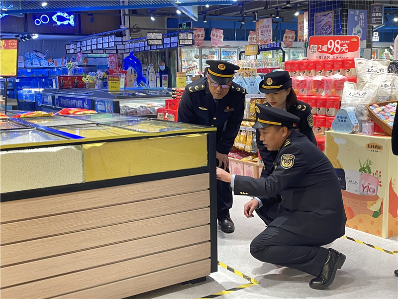 郑州市市场监管人员检查节日期间商超食品安全.jpg
