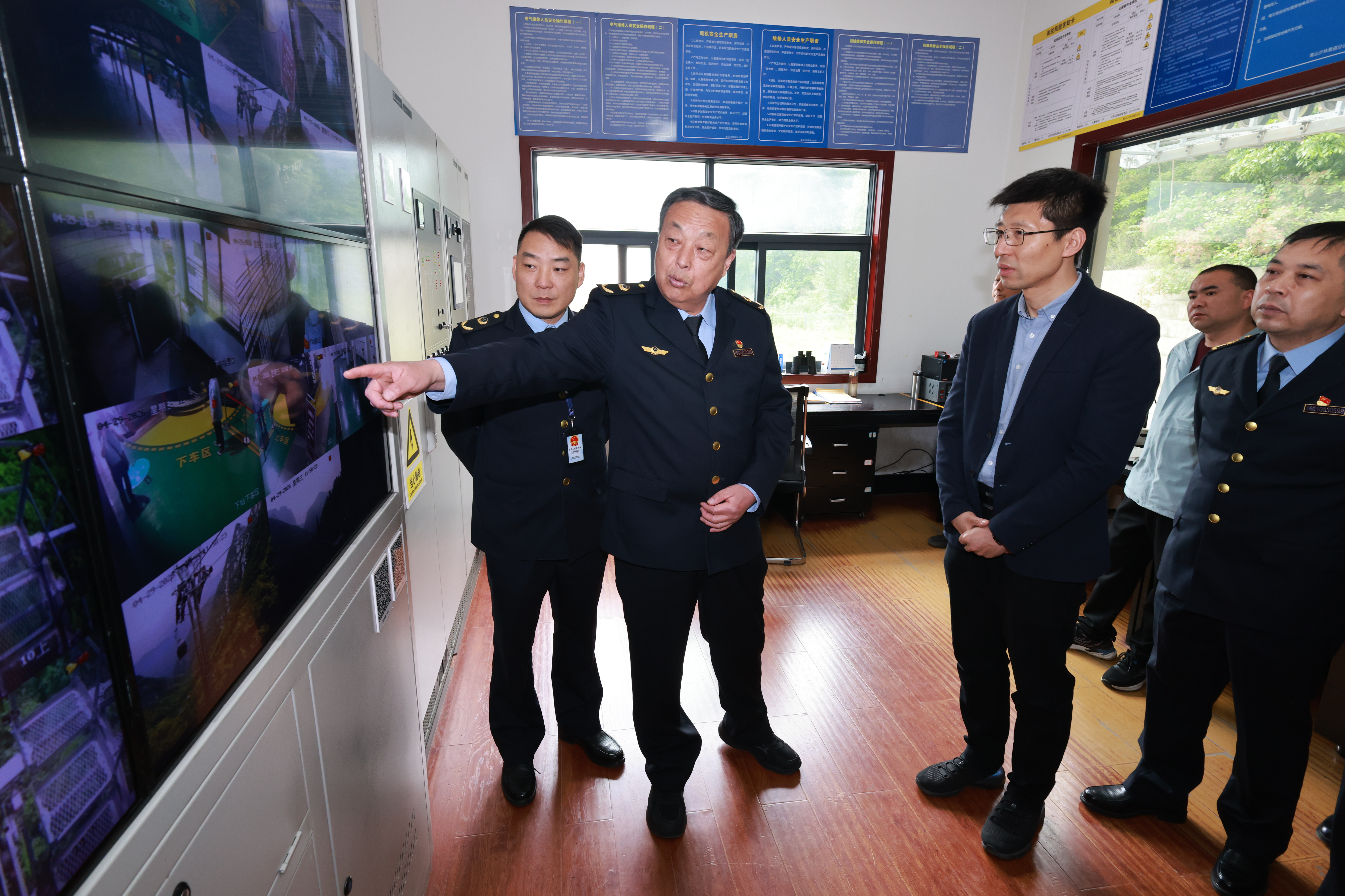 2026年4月29日，郑州市市场监管局到登封嵩山景区少林索道督导检查“五一”假期特种设备安全工作（1）.jpg